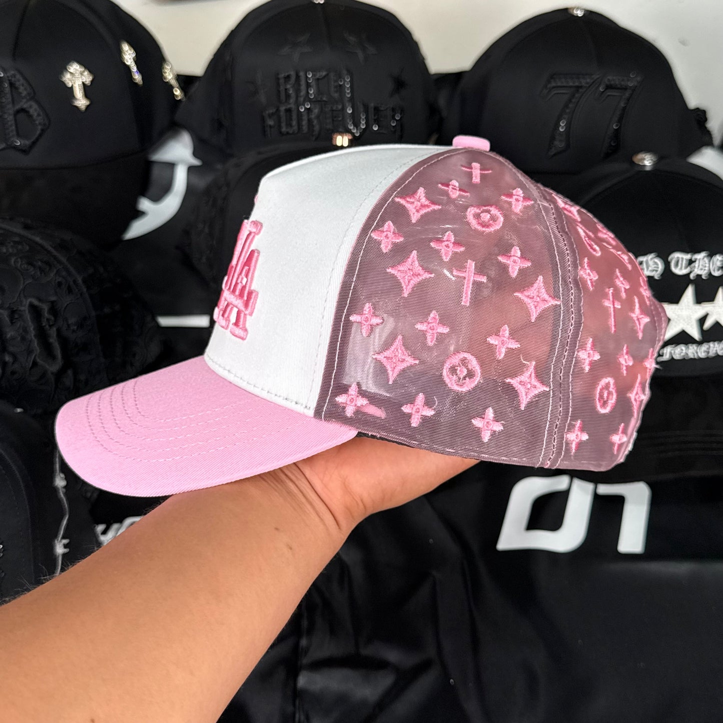 Gorra Rude Awakenings - Lalala Rosa
Monograma