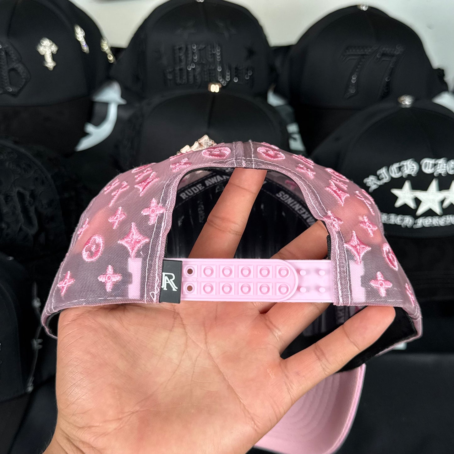 Gorra Rude Awakenings - Lalala Rosa
Monograma
